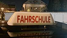 &bdquo;Fahrschule&ldquo; steht auf einem Auto der Fahrschule Hamberger in Villingen-Schwenningen: Immer öfter tun sich ...