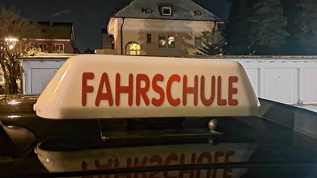 &bdquo;Fahrschule&ldquo; steht auf einem Auto der Fahrschule Hamberger in Villingen-Schwenningen: Immer öfter tun sich ...