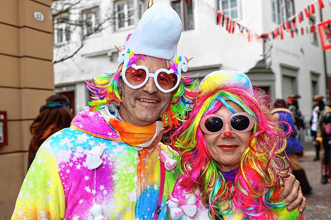 Bild 25: Buntes Treiben in den Gassen &ndash; Narren erobern bei der Straßenfastnacht die Stadt