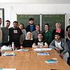 Waltraud Barth, sitzend, mit ihren Schülern des Deutschkurses. Zweimal wöchentlich bringt die frühere Lehrerin Sprachkenntnisse weiter. ...
