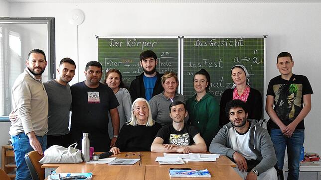 Waltraud Barth, sitzend, mit ihren Schülern des Deutschkurses. Zweimal wöchentlich bringt die frühere Lehrerin Sprachkenntnisse weiter. ...