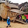 Der Drachenkopf auf dem neu gestalteten Spielgelände findet besonderen Gefallen bei den Kindern.