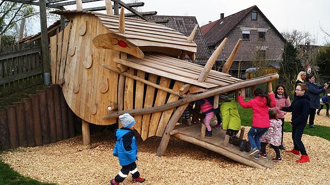 Der Drachenkopf auf dem neu gestalteten Spielgelände findet besonderen Gefallen bei den Kindern.