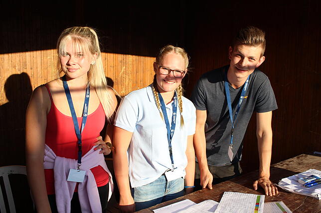 Emely Schwall (von links), Carolin Auer und Lucca Würthner sind das Empfangskomitee beim Reitturnier. Sie erklären den ankommenden ...
