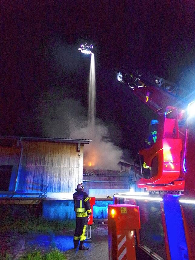 Die Feuerwehr bei der Brandbekämpfung in Wolterdingen. In Heizung und angehender Lagerhalle ist ein Feuer ausgebrochen.