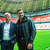 Michael Epp und der Ex-Bayernvorstand Oliver Kahn beim Dreh eines Werbespots in der Münchner Allianz-Arena.