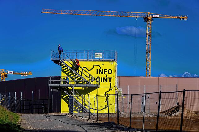 Vom Info-Point aus können Besucher das Geschehen auf der Baustelle mitverfolgen.