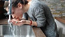 Das Bad Dürrheimer Wasser wird weicher – das merkt man auch beim Schluck direkt aus dem Wasserhahn. Bild: Eisenmann