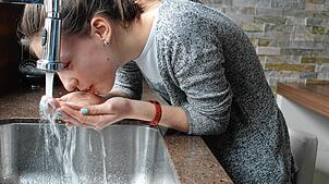 Das Bad Dürrheimer Wasser wird weicher – das merkt man auch beim Schluck direkt aus dem Wasserhahn. Bild: Eisenmann