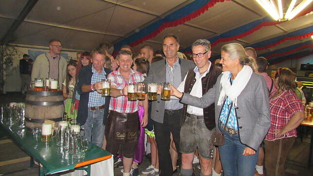 Beim Fassanstich von links Helmut Seeger (Ortsvorsteher), Jochen Spiess (Bürgermeister), Ralf Rakel (Zoller-Brauerei), Matthias Seeger ...