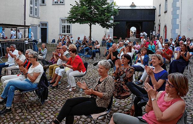 Gute Laune: Den Besuchern, die wegen der Corona-Auflagen Zwischenräume lassen müssen, machen die Jazzkonzerte sichtlich Freude – ...