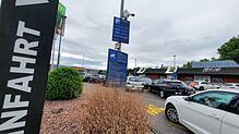 Autos fahren auf den Parkplatz des McDonald&lsquo;s in Bad Säckingen. Nicht jeder Fahrer achtet dabei auf die Schilder, die unter ...