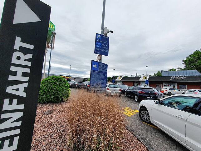 Autos fahren auf den Parkplatz des McDonald‘s in Bad Säckingen. Nicht jeder Fahrer achtet dabei auf die Schilder, die unter ...
