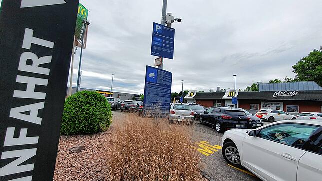 Autos fahren auf den Parkplatz des McDonald&lsquo;s in Bad Säckingen. Nicht jeder Fahrer achtet dabei auf die Schilder, die unter ...