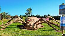 Hingucker mit Hut: Auch diese Spinne aus Stroh war in Höchenschwand zu sehen. Doch welche Skulptur bekam die meisten der abgegebenen ...