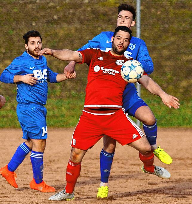 Wieder zu Hause: Kevin Weiß (vorn, im Spiel mit dem FC Schönau beim FC Erzingen gegen Dominik Flum im Frühjahr 2017) war sechs Jahre ...