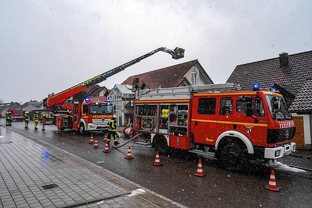 Der Einsatz in Klengen wird von der Villinger Drehleiter unterstützt.