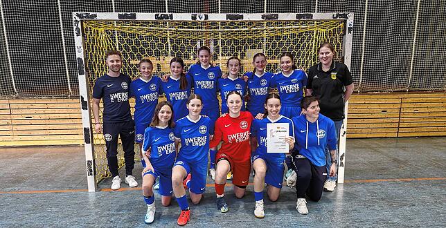 Die C-Juniorinnen des Hegauer FV (hintere Reihe, von links): Trainer Tobias Hassel, Juliane Sabrowski, Marie Brugger, Magdalena ...