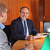 SÜDKURIER-Redaktionsleiter Andreas Ambrosius (links) und Redakteurin Katy Cuko im Gespräch mit dem Friedrichshafener Oberbürgermeister ...