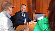 SÜDKURIER-Redaktionsleiter Andreas Ambrosius (links) und Redakteurin Katy Cuko im Gespräch mit dem Friedrichshafener Oberbürgermeister ...