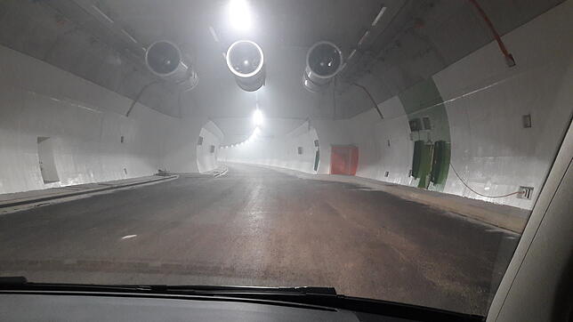 Fahrt durch den Galgenbucktunnel in Schaffhausen. Im Dezember 2019 soll der Tunnel für den Verkehr freigegeben werden.