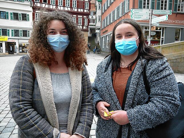 Vanessa (links) und Cynthia aus Reutlingen stehen bei den Tests an.