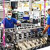 Mitarbeiter bei Rolls-Royce Power Systems in Friedrichshafen arbeiten an einem Großdiesel. Solche Motoren werden auch gen Osten geliefert.
