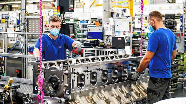 Mitarbeiter bei Rolls-Royce Power Systems in Friedrichshafen arbeiten an einem Großdiesel. Solche Motoren werden auch gen Osten geliefert.