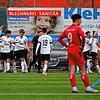 Jubel bei den A-Junioren des FC 08 Villingen (hinten), Tristesse beim 1. FC Rielasingen-Arlen (vorne Joel Melo).