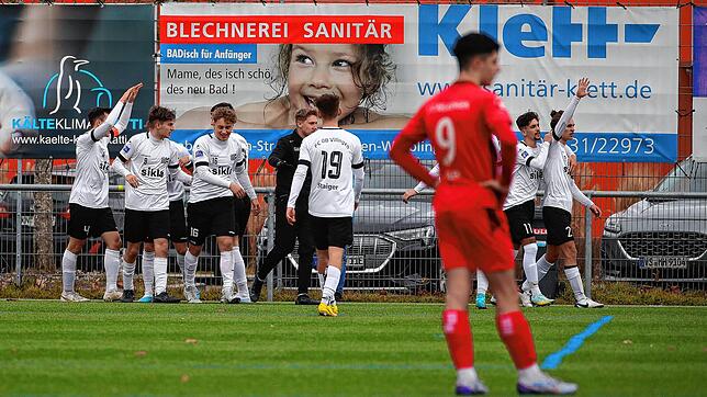 Jubel bei den A-Junioren des FC 08 Villingen (hinten), Tristesse beim 1. FC Rielasingen-Arlen (vorne Joel Melo).