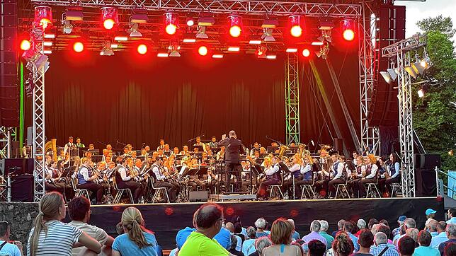 140 Musiker der Blasorchester von Singen und Tuttlingen begeistern das Publikum im restlos ausverkauften Eröffnungskonzert des ...