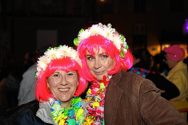 Bild 9: In der Altstadt treffen sich Hexen, Einhörner und Piraten bei der Straßenfasnacht