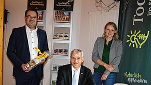 Der Staatssekretär Patrick Rapp trägt sich anlässlich seines Besuchs in das Goldene Buch der Gemeinde Todtmoos ein. Links Bürgermeister ...
