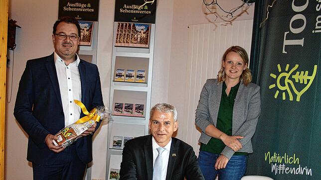 Der Staatssekretär Patrick Rapp trägt sich anlässlich seines Besuchs in das Goldene Buch der Gemeinde Todtmoos ein. Links Bürgermeister ...
