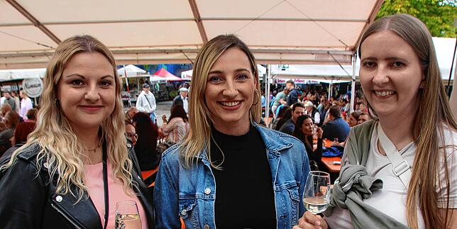 Diese drei Konstanzerinnen kommen jedes Jahr aufs Weinfest (von links): Lara Olsen, Stephanie Schieß und Julia Straub. Besonders der ...