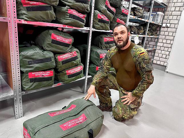Pro Mann eine Tasche: die WPH-Notfallausrüstung für fliegendes Personal der Bundeswehr. WPH steht für Wüste, Polar und Hochgebirge.