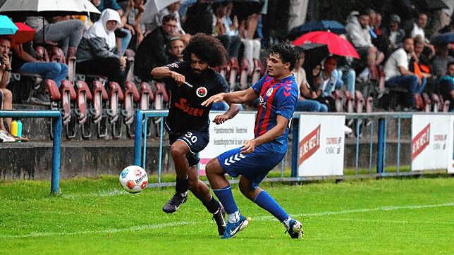 Keine Chance ließ der Türk. SV Singen (links Yahya Zidan) dem SC Konstanz-Wollmatingen (Ibrahim Arda Kokal) in der zweiten Runde des ...