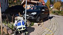 Bild : Frau wird vom eigenen Auto überrollt und eingeklemmt