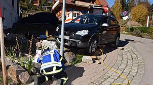 Bild : Frau wird vom eigenen Auto überrollt und eingeklemmt