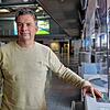 Flughafen-Sprecher Bernd Behrend an einem Check-in-Schalter des Airports in Friedrichshafen.