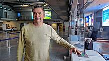 Flughafen-Sprecher Bernd Behrend an einem Check-in-Schalter des Airports in Friedrichshafen.