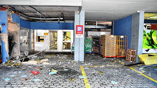 Hier in der Bahnhofsstraße in Dottikon im Kanton Aargau wurde in der Nacht vom 10. auf den 11. Mai 2023 ein Bankautomat der Postfinance ...