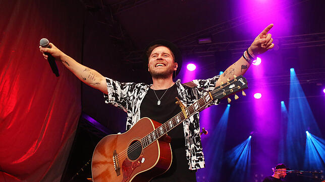 Johannes Oerding bei seinem ersten Open-Air-Auftritt 2023 beim Markdorf Open Air auf dem Marktplatz.