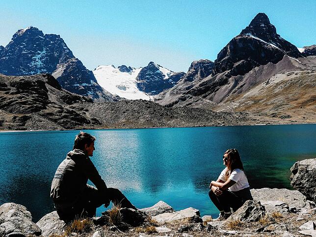 Diese Stille: Vivien und Felix an einem Bergsee in den Anden.