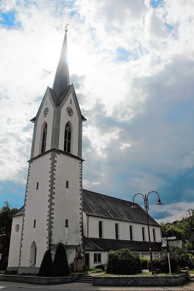 Die katholische Kirche St. Otmar steht mitten in Ludwigshafen. Sie gehört mit den drei Pfarreien St. Nikolaus Espasingen, St. Peter und ...