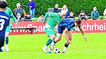 Glückspilz: Julian Jäger (links, gegen Anton Klingmann) bereitete mit seiner scharfen Ecke das 2:1 für den SV Herten vor und traf zum ...
