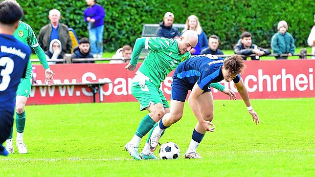 Glückspilz: Julian Jäger (links, gegen Anton Klingmann) bereitete mit seiner scharfen Ecke das 2:1 für den SV Herten vor und traf zum ...