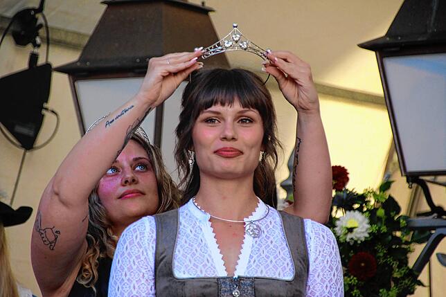 Lena Frank bei ihrer Krönung 2024, ihre Vorgängerin Angela Staneker gibt den Kopfschmuck an sie weiter. Archivbild.