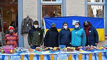 Viele freiwillige Helfer sammelten mit dem bunten Kuchenangebot auf dem Wochenmarkt Spenden für die Menschen in der Ukraine, im Bild von ...