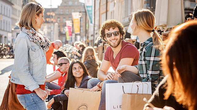 Gesellig: In Südbaden &ndash; hier an der Konstanzer Marktstätte &ndash; wird alemannisch unterschiedlicher Prägung gesprochen, auf der ...